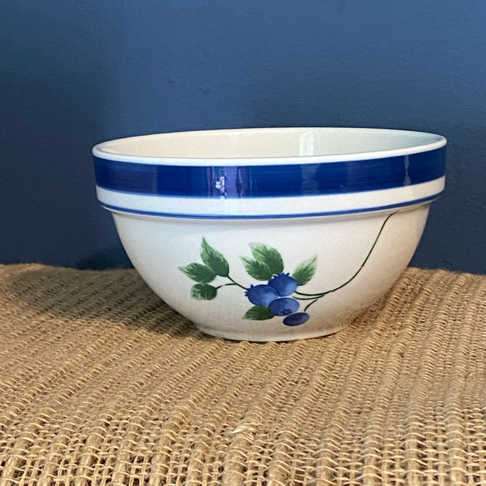 Vintage L.L.Bean Blueberry stoneware cereal/soup bowl